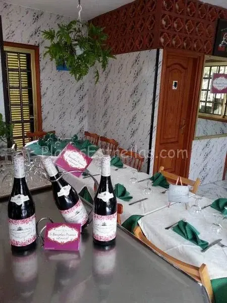 Rincón del salón con vinos franceses