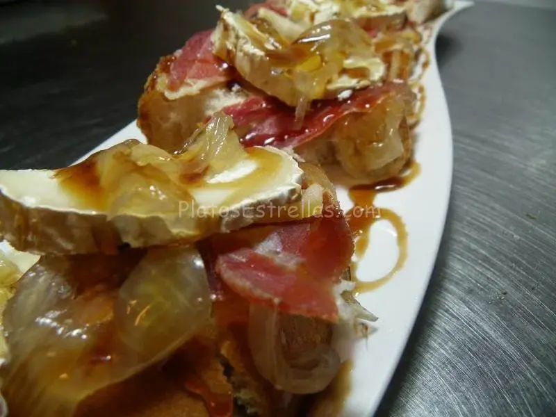 Tostas queso cabra caramelizadas-La Marea