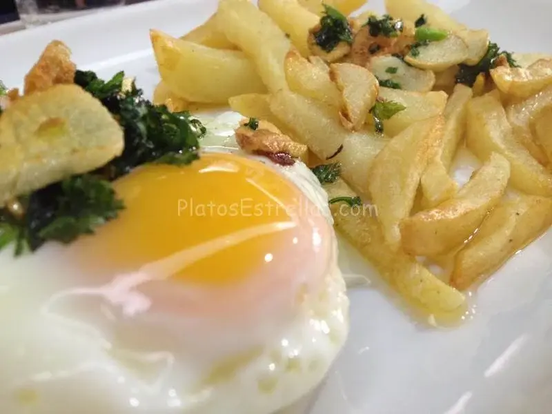 Huevos fritos con papas y ajo