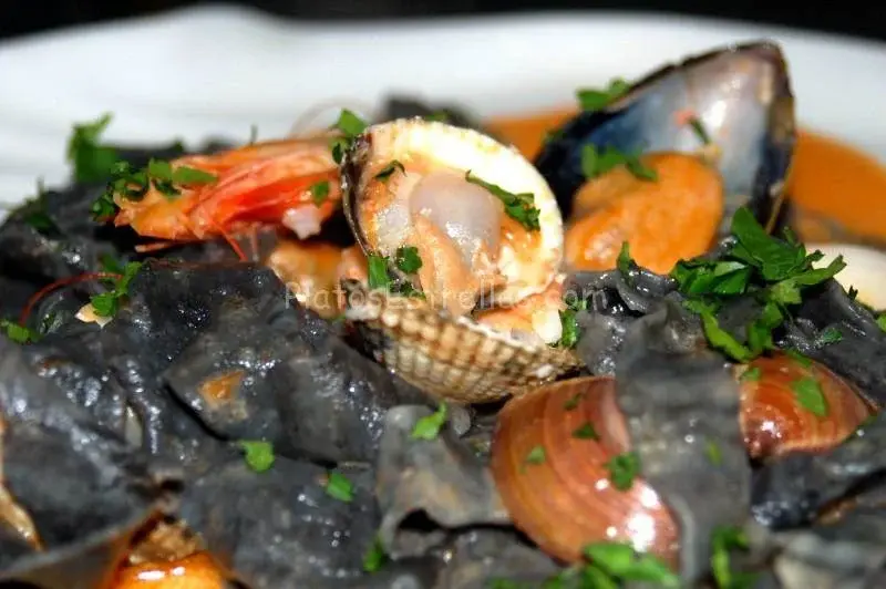 Negro de pasta flambeado con marisco-Casa Pepe