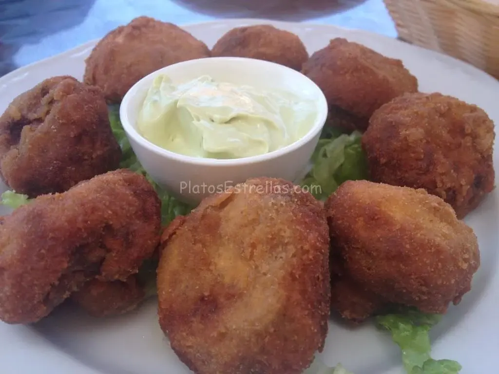 Champiñones empanados con salsa aguacate