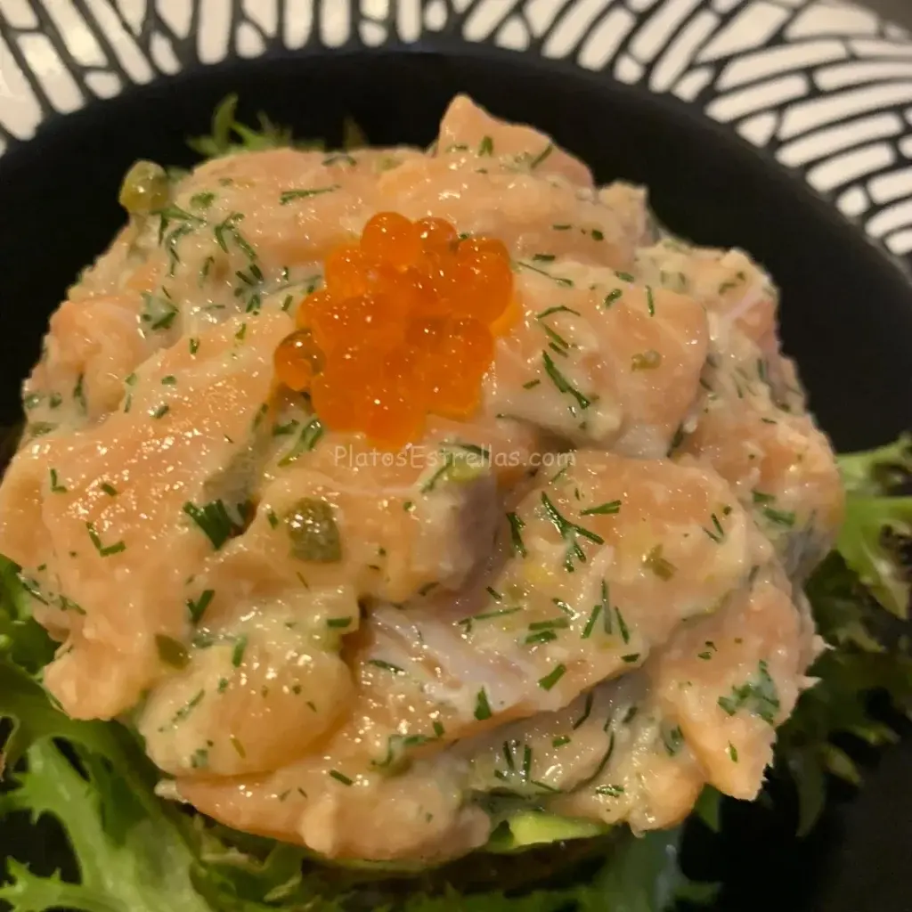 Tartar de Salmón y Aguacates con Humus de Alubia Negra