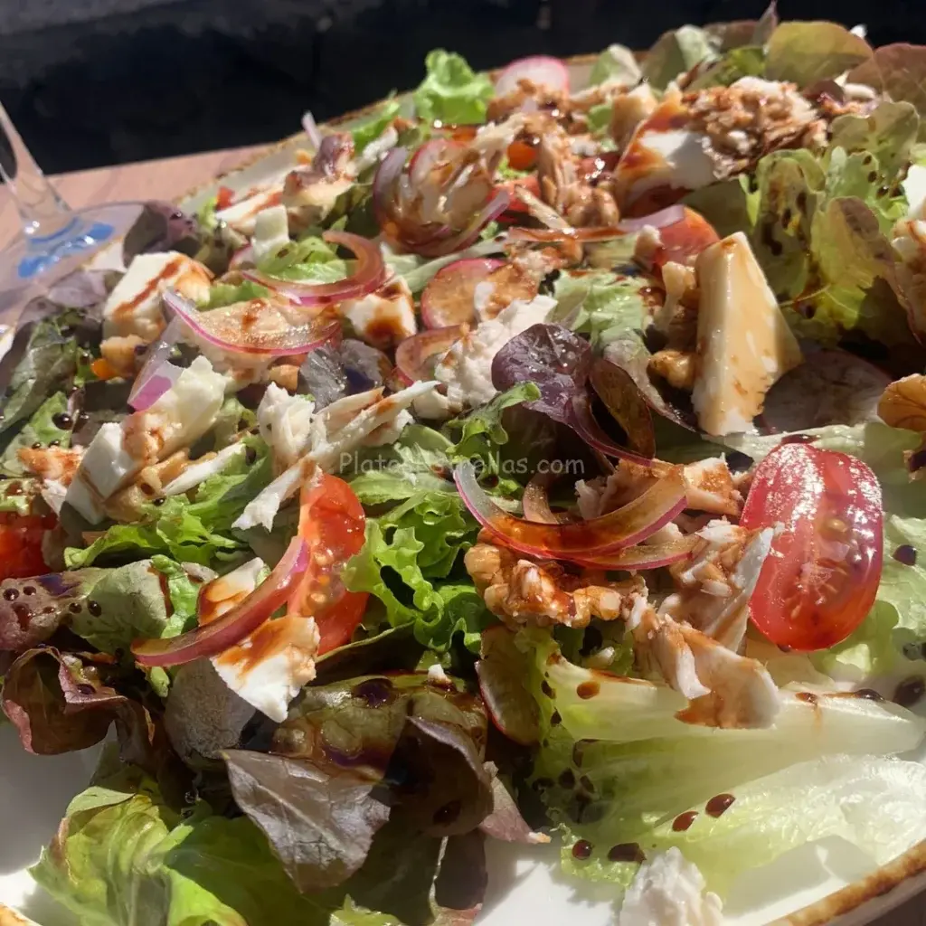 Ensalada de ventresca de peto confitada,nueces,tomate cherry y queso herrero.