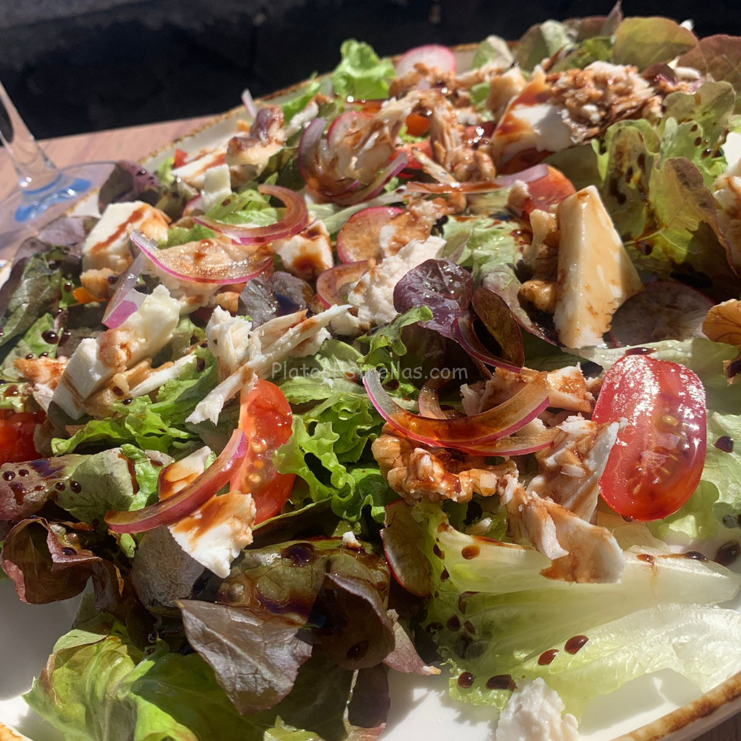 Ensalada de ventresca de peto confitada,nueces,tomate cherry y queso herrero. Ensalada de ventresca de peto confitada,nueces,tomate cherry y queso herrero.