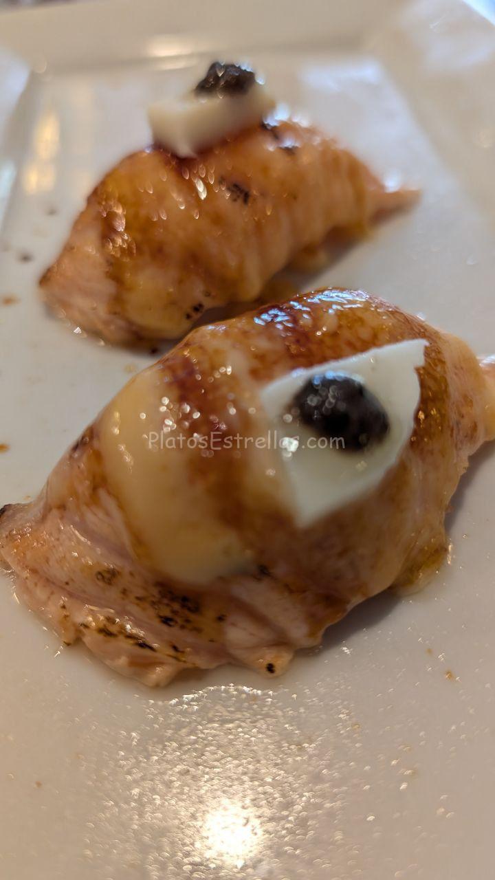 Shou Restaurante Japonés Nigiri de salmón flambeado Puerto del Rosario , Fuerteventura Shou Restaurante Japonés Nigiri de salmón flambeado Puerto del Rosario , Fuerteventura