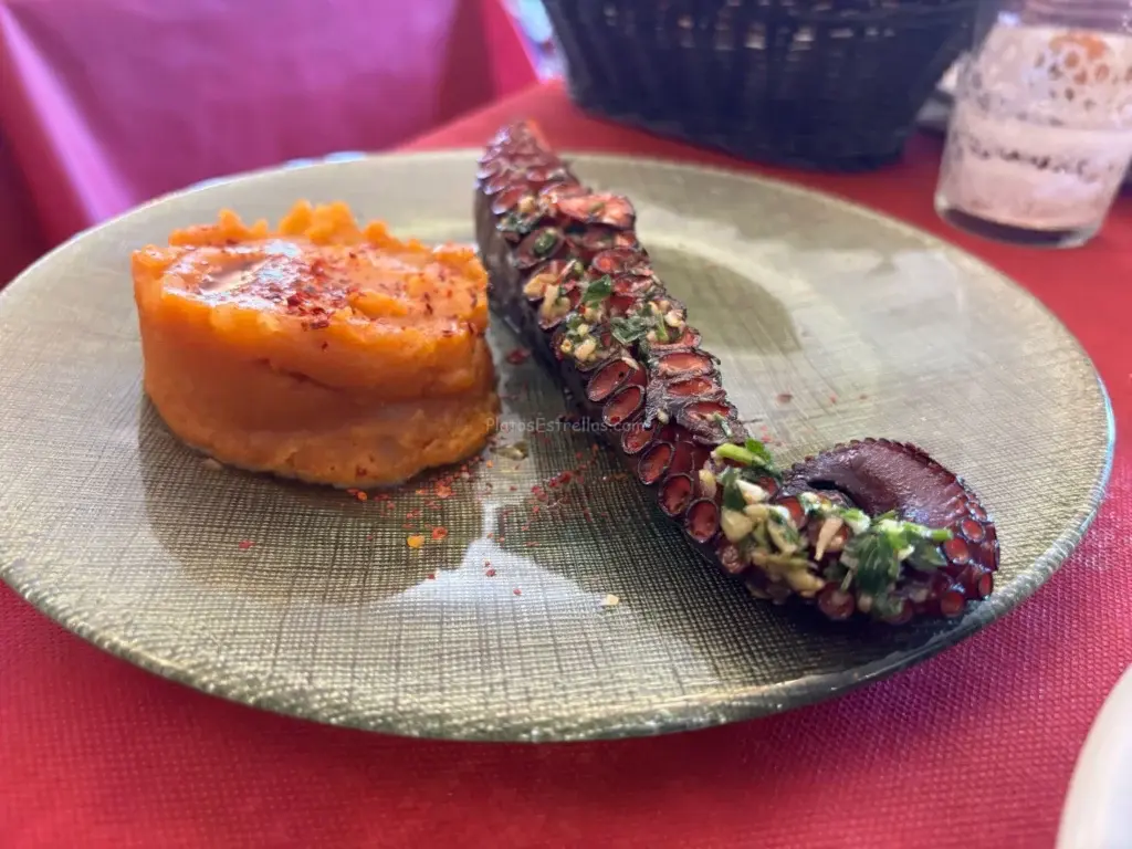 El Restaurante Laurel, ubicado dentro del Hotel Don Juan de Austria en Jarandilla de la Vera, Cáceres, es un espacio gastronómico que destaca por su equilibrio entre tradición y creatividad.  Su cocina se basa en el producto local y de temporada, trabajado con técnica y respeto, ofreciendo una experiencia culinaria pensada para los paladares más exigentes.  Cada plato está cuidadosamente elaborado, con sabores que evocan la esencia de la comarca y presentaciones que conquistan a primera vista.  Uno de sus platos estrella es la pata de pulpo con patatas y pimentón de la Vera, una receta que combina la textura tierna del pulpo con el sabor ahumado y profundo del pimentón, producto emblemático de la zona.  Este plato resume a la perfección la filosofía del restaurante: calidad, identidad y gusto por los detalles. Laurel es una parada obligatoria para quienes buscan disfrutar de la buena mesa en un entorno acogedor y lleno de historia. Platos estralla