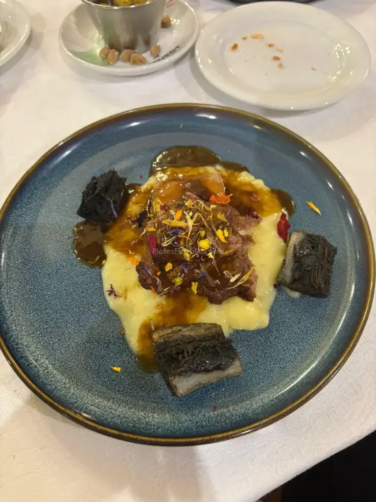 Impala Restaurante Costilla glaseada con cremoso de patata y carbón negro de yuca Talavera de la Reina , platos estrella