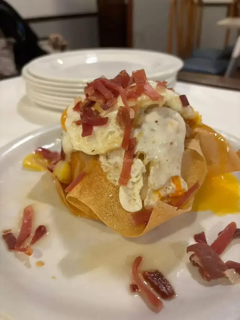 Tulipa con sobrasada, jamón , huevo y patatas panaderas_platos estrella