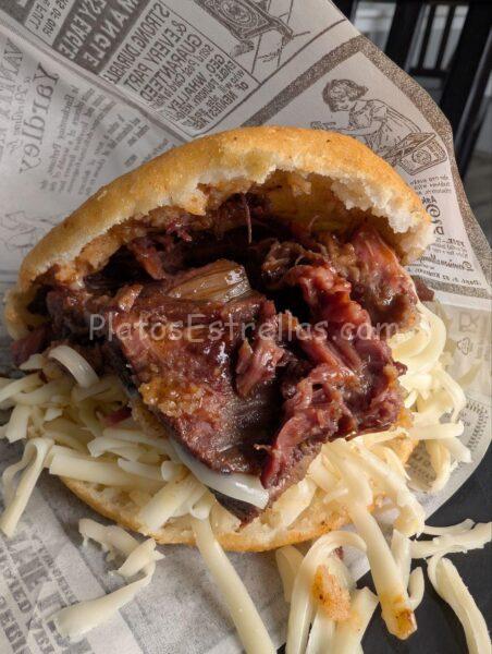 Bar restaurante La Penúltima Arepa de Carne de Cabra con queso Mocanal – Isla de El Hierro