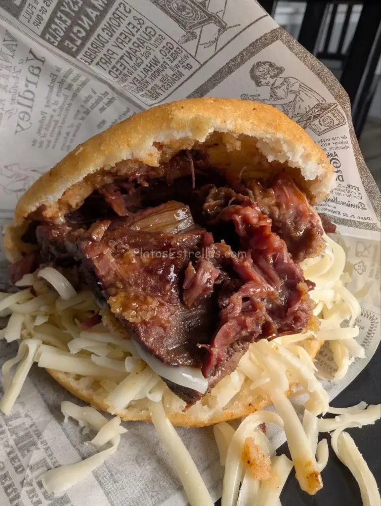 Bar restaurante La Penúltima Arepa de Carne de Cabra con queso Mocanal – Isla de El Hierro