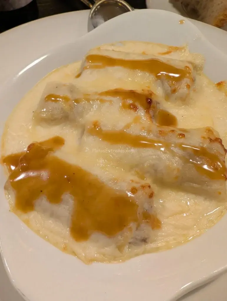Fonda Balmes Canelones con asado de tres carnes Barcelona España