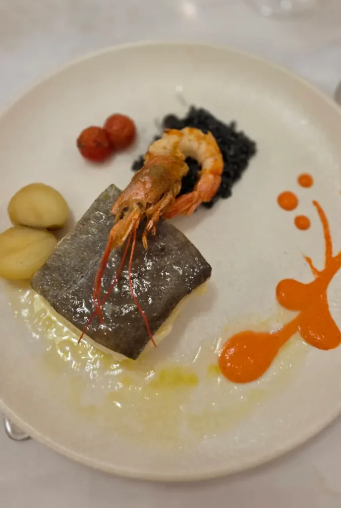 Bacalao confitado sobre arroz negro en Casa Palacio Bandolero, Córdoba