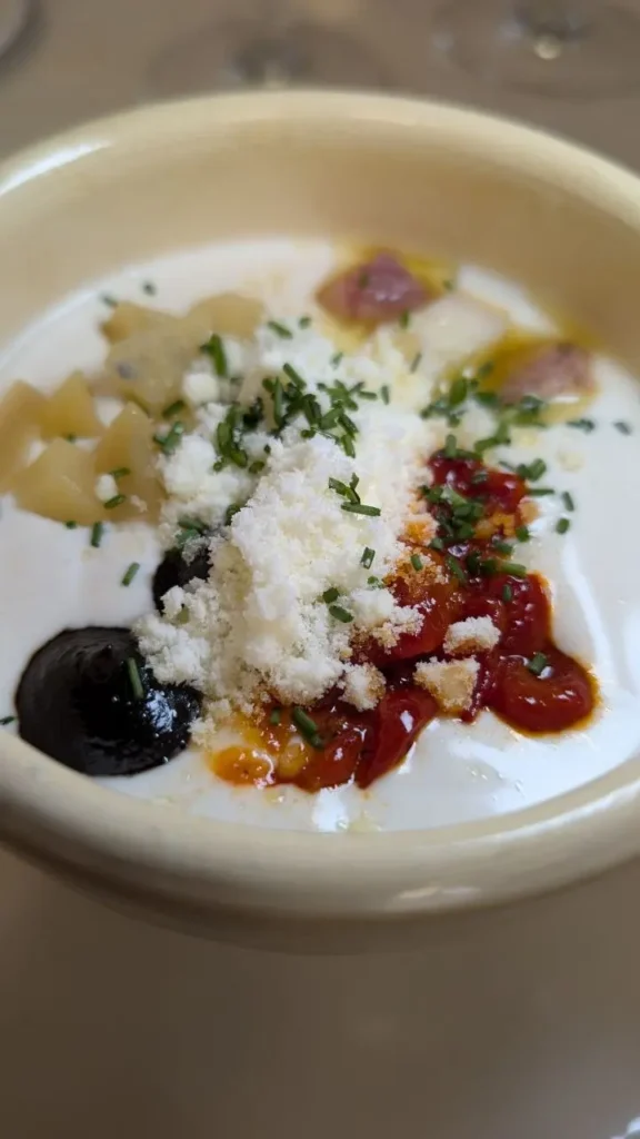 Mazamorra con arenques, manzana, tomate, aceituna y queso en La Ermita de la Candelaria, Córdoba