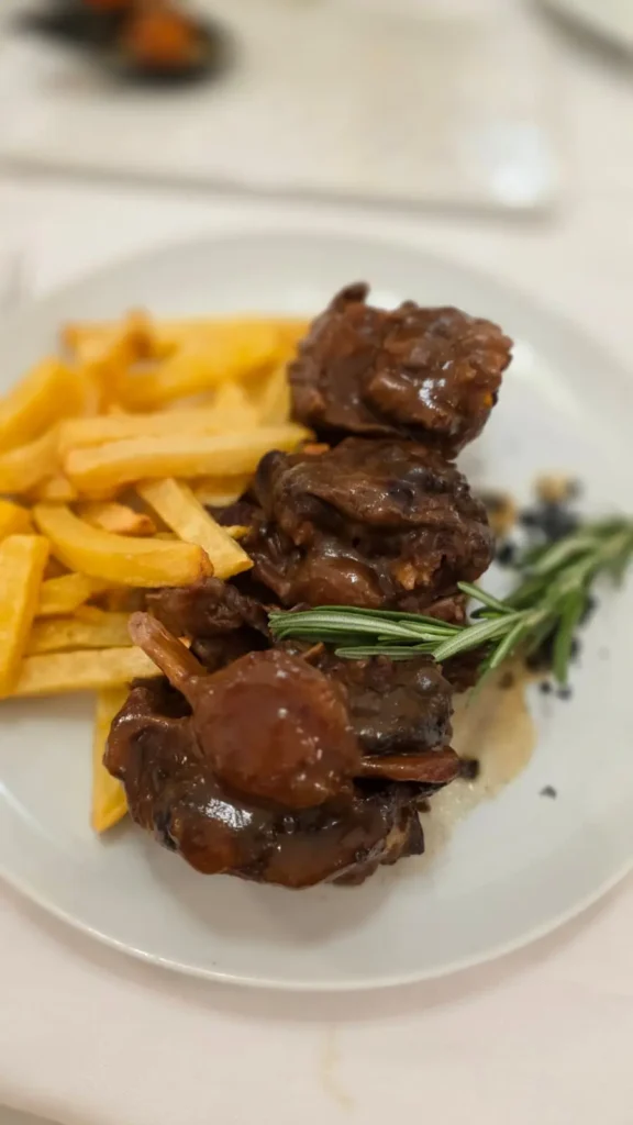 Rabo de toro con patatas en Casa Palacio Bandolero, Córdoba