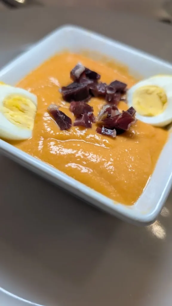 Salmorejo con huevo de codorniz y jamón en Casa Palacio Bandolero, Córdoba