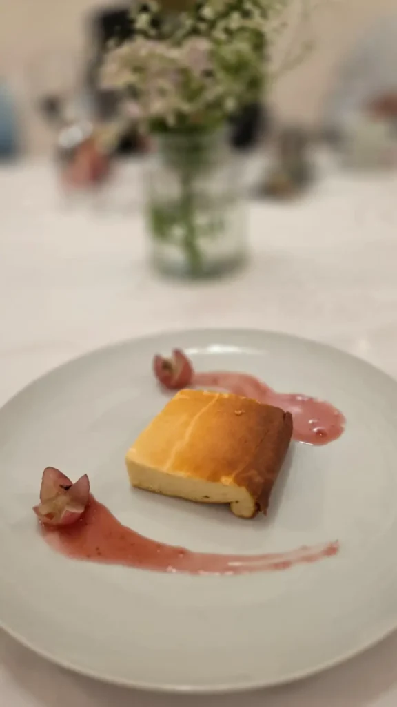 Tarta de queso con frutos rojos en Casa Palacio Bandolero, Córdoba