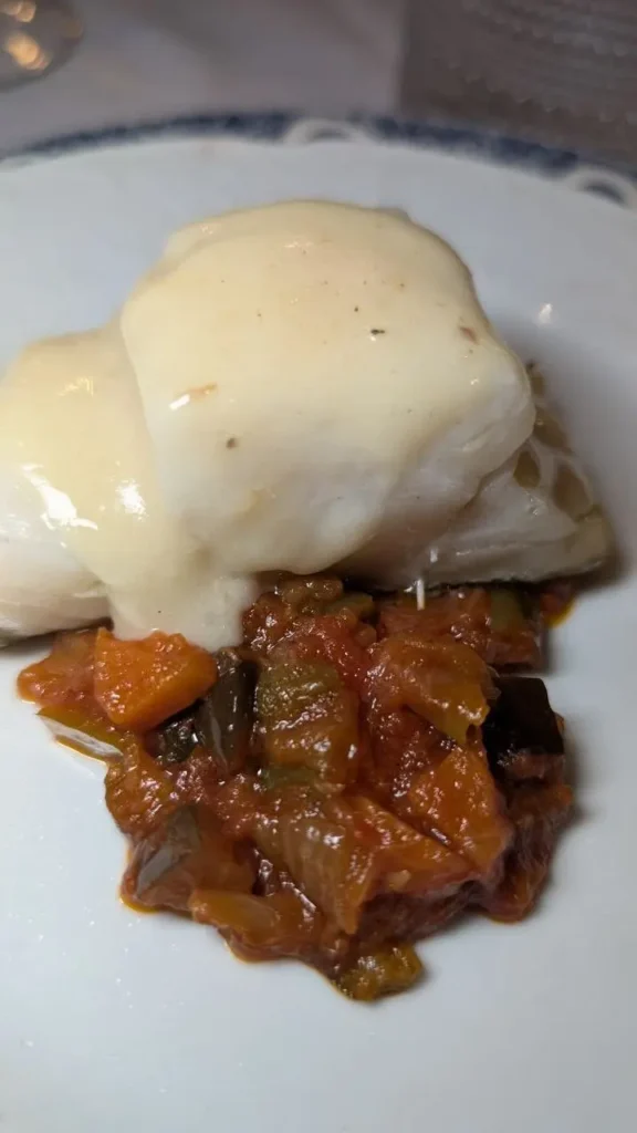 Bacalao Confitado sobre Pisto Tradicional - Restaurante Puerta Sevilla, Córdoba