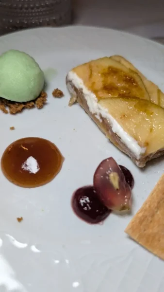 Milhoja de foie con queso de Zuheros, membrillo y manzana caramelizada - Restaurante Puerta Sevilla, Córdoba