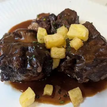 Rabo de toro con patatas doradas en La Ermita de la Candelaria, Córdoba