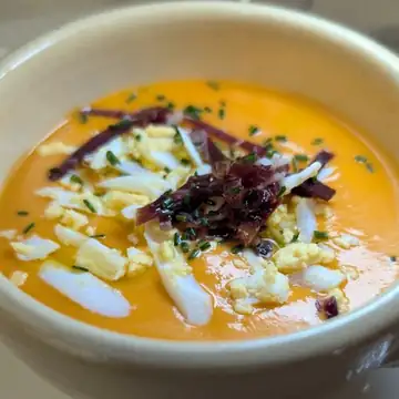Salmorejo cordobés con huevo y jamón en La Ermita de la Candelaria, Córdoba
