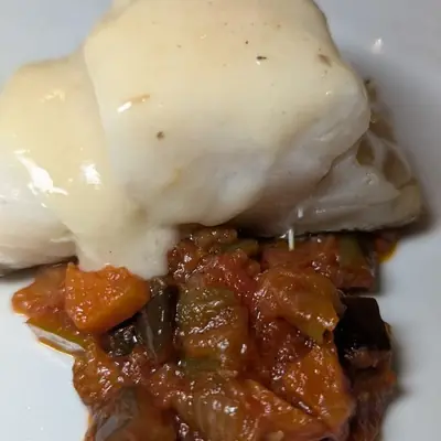 Bacalao confitado sobre pisto tradicional en el restaurante Puerta Sevilla de Córdoba