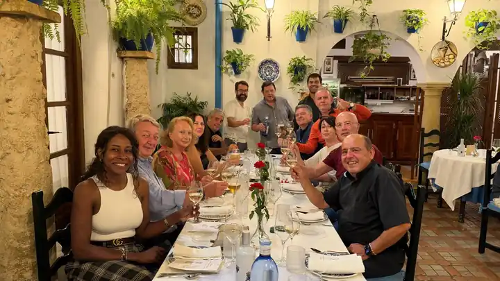 Integrantes de FIJET España y del equipo de comunicación del Cabildo Mezquita Catedral en Puerta Sevilla, Córdoba