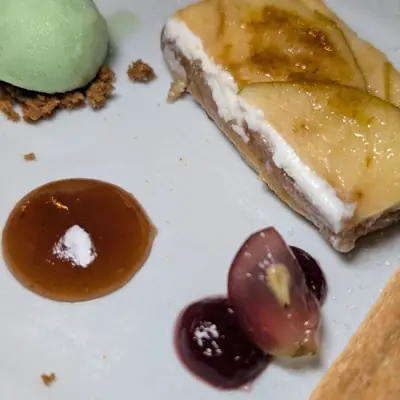 Milhoja de foie con queso de Zuheros, membrillo y manzana caramelizada en el restaurante Puerta Sevilla de Córdoba